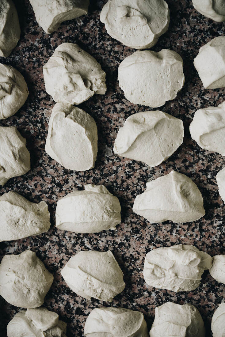 Bolas de masa madre fermentando sobre mármol, listas para el horno de leña